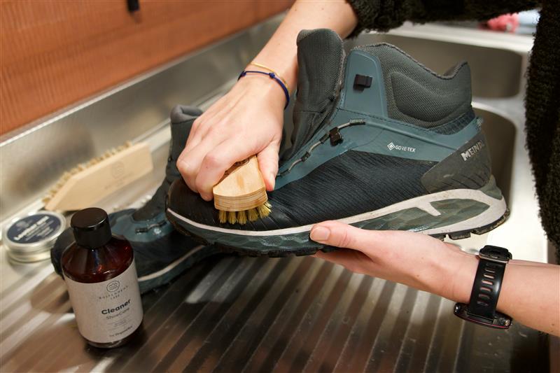 schoen schoonmaken met wasmiddel