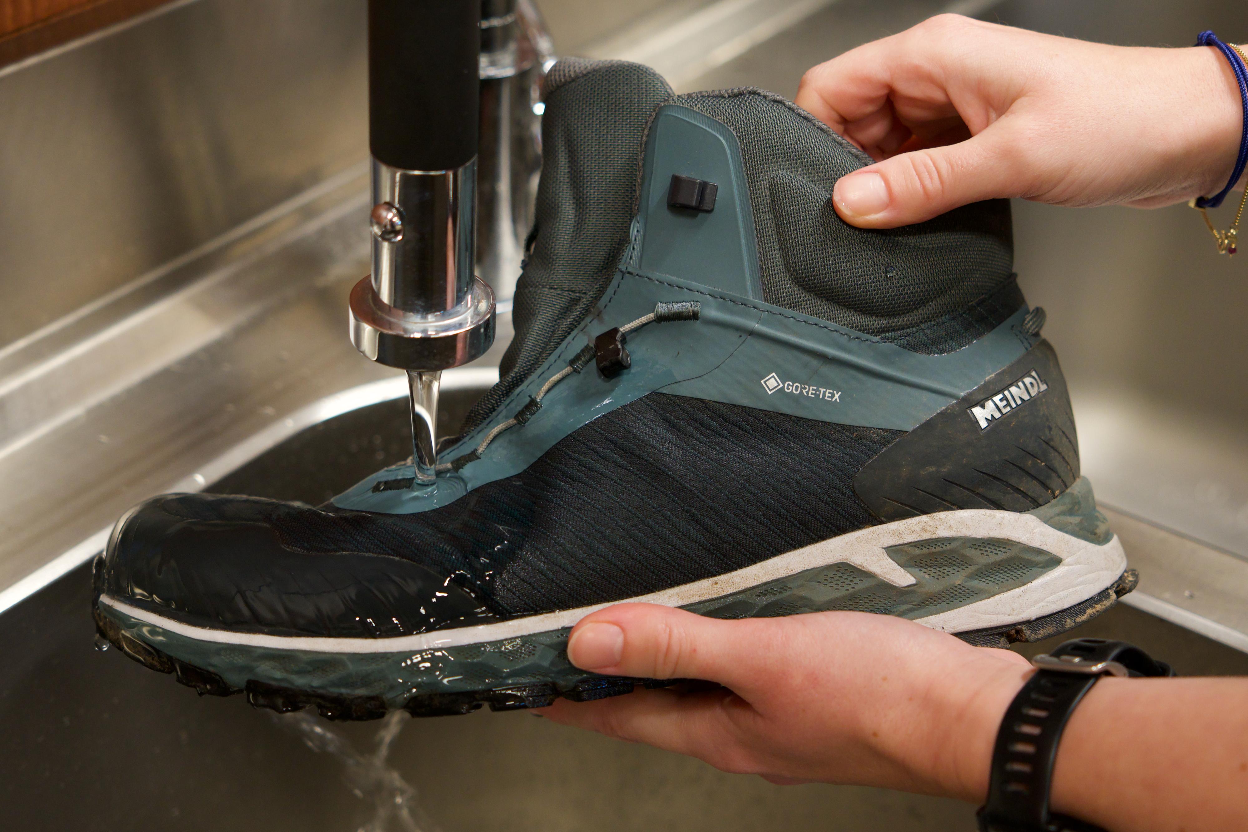 wandelschoen afspoelen