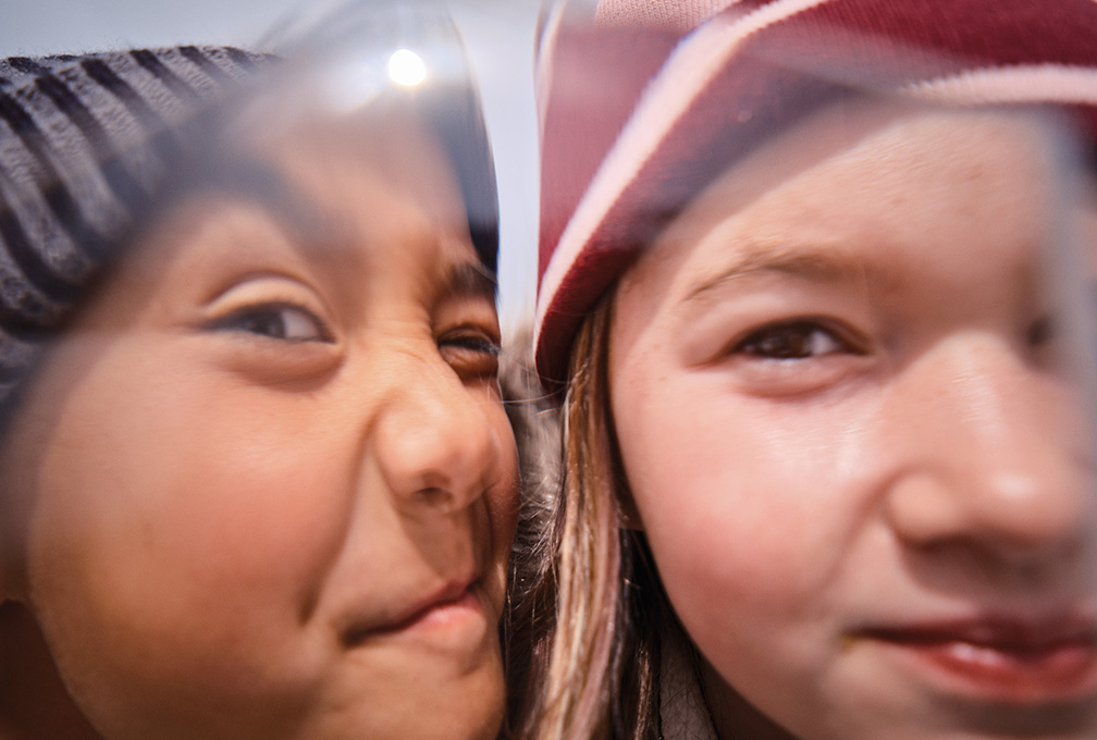 close-up van twee kinderen met mutsen