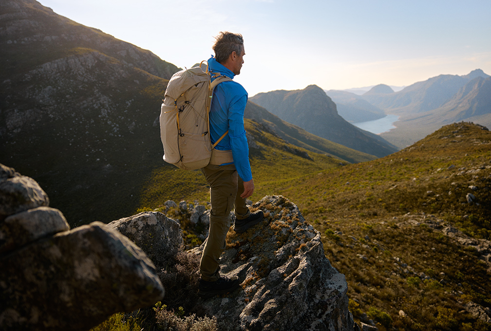 man in fjallraven uitrusting wandelt door de bergen