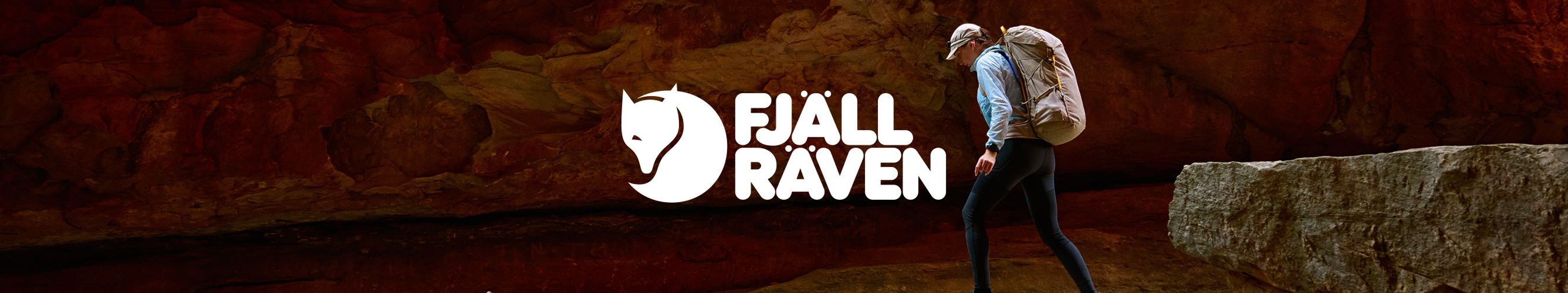 vrouw met ayacucho-uitrusting wandelt door de natuur